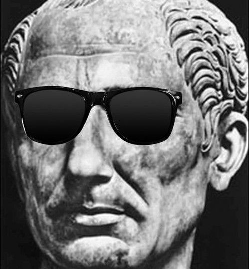 Julio César con lentes oscuros
